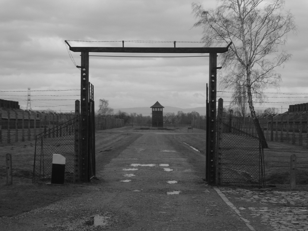 KL Auschwitz II-Birkenau: A gateway into sections BIa (left) and Bib (right).